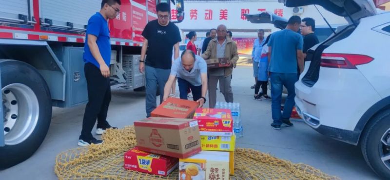 獵鷹向鶴壁浚縣白寺鎮災區群眾捐贈物資